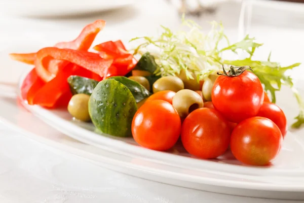 Verse groenten op het bord — Stockfoto