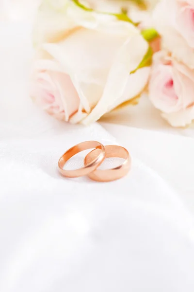 Roses and rings — Stock Photo, Image