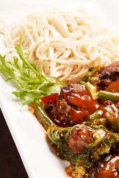 Udon mit Fleisch und Gemüse — Stockfoto
