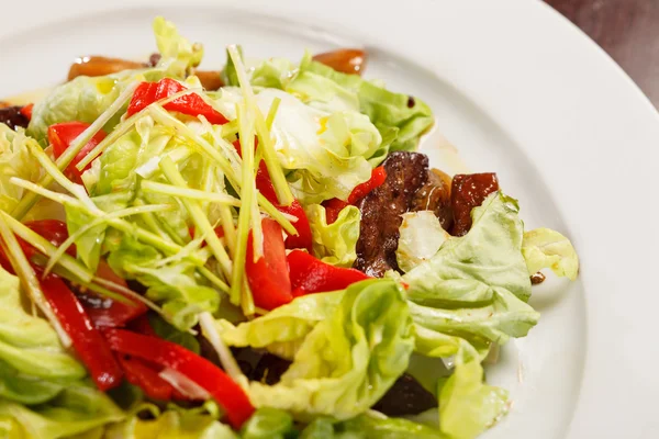 Salada com carne — Fotografia de Stock