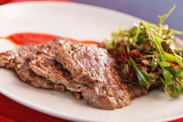 Filete con ensalada —  Fotos de Stock