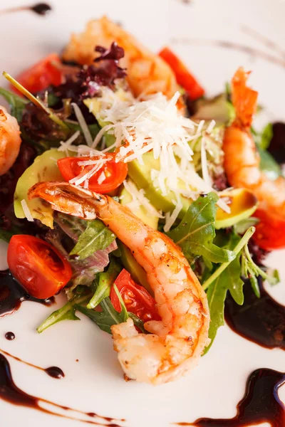 Salad with shrimps — Stock Photo, Image