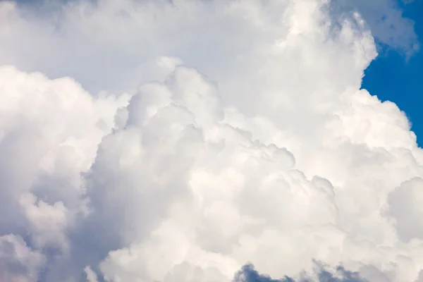 Blauer Himmel mit Wolken — Stockfoto