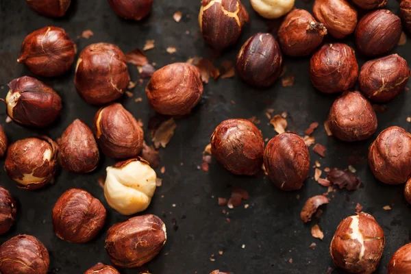 Haselnüsse auf der Tafel — Stockfoto