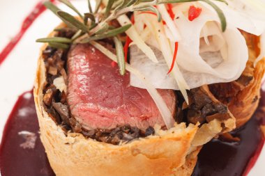 Wellington filetosu ve taze otlar.