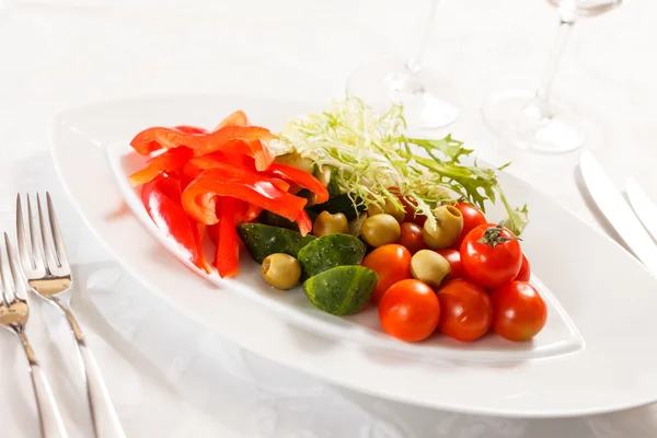 Świeże warzywa na talerzu — Zdjęcie stockowe