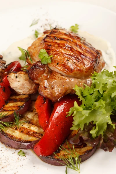 Steak de poulet aux légumes — Photo