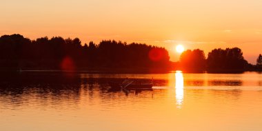 Gölde gün batımı