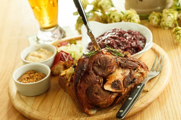 Eisbein with braised cabbage, mashed potato, and beer — Stock Photo, Image