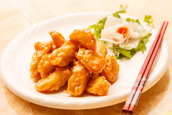 Kinesisk mat. kyckling med sötsur sås — Stockfoto