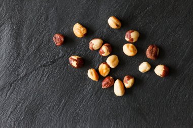 siyah arka plan üzerine fındık