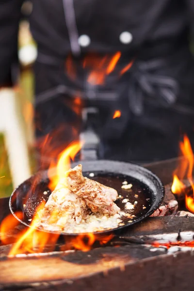 Chef-kok op het werk — Stockfoto