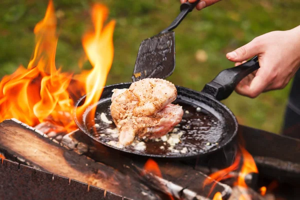 Chef-kok op het werk — Stockfoto