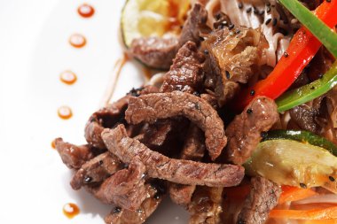 erişte ve sebze ile et