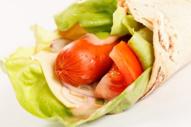 tortilla sosis ve sebze ile