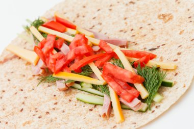 Jambonlu ve sebzeli tortilla.