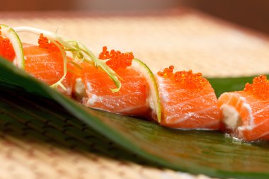 Suşi yaprak üzerinde