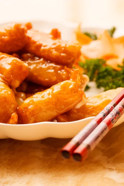Comida chinesa. Frango com molho doce e azedo — Fotografia de Stock