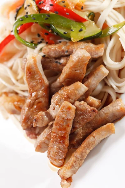 Carne com macarrão e legumes — Fotografia de Stock