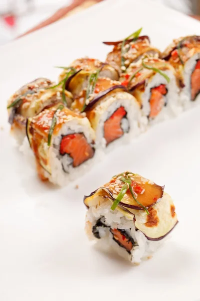 Sushi à l'aubergine et au saumon — Photo