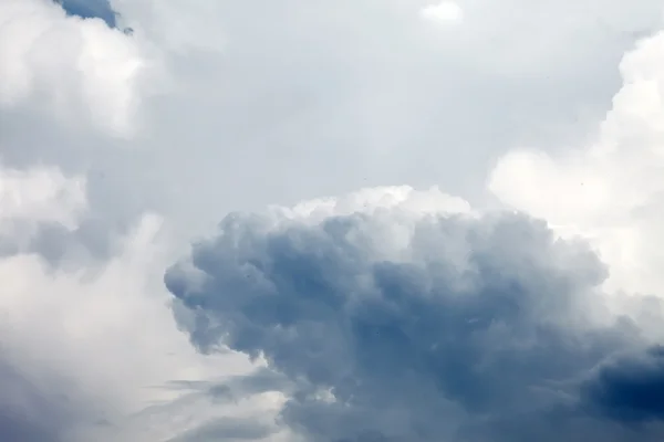 Dramatická obloha s bouřkovými mraky — Stock fotografie