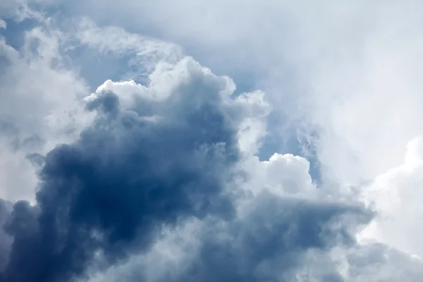 Dramatischer Himmel mit stürmischen Wolken — Stockfoto