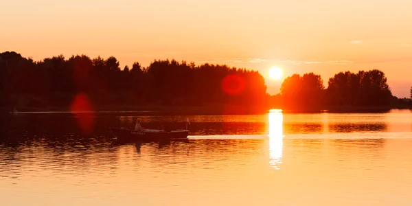 Solnedgång på sjön — Stockfoto