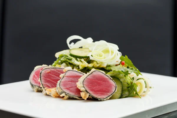 Salada com atum e morangos — Fotografia de Stock
