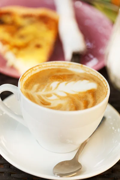 Cappuccino na mesa — Fotografia de Stock