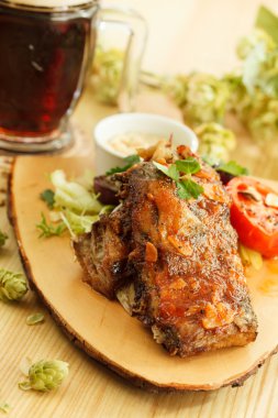 leuke babymeisje op zoek in blauwe jurk. geïsoleerde close-up portret