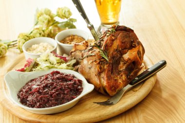 Kızarmış lahana, patates püresi ve bira ile eisbein