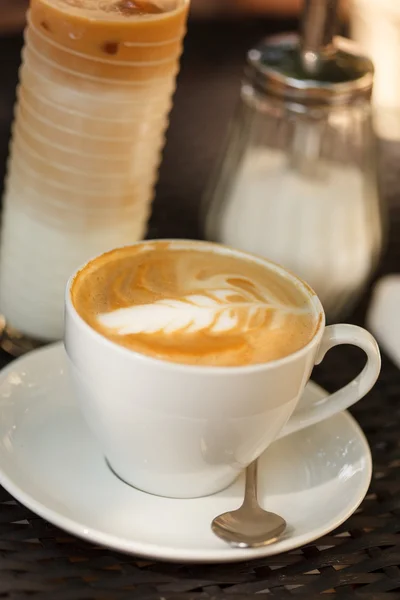 Cappuccino på bordet — Stockfoto