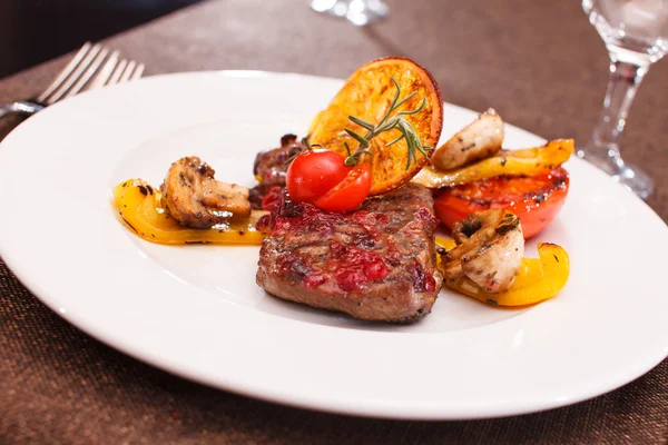 Filete a la parrilla con patatas —  Fotos de Stock