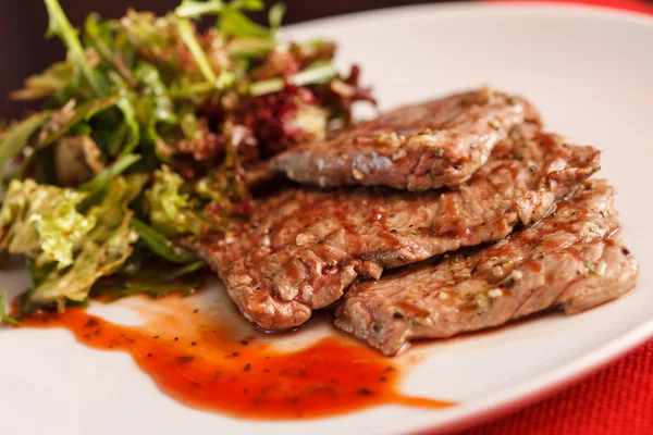 Steak met salade — Stockfoto