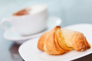 sabah kruvasan ile kahve