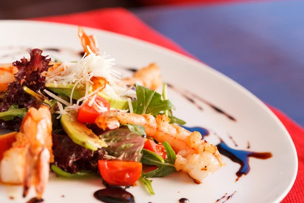 Salade met garnalen — Stockfoto