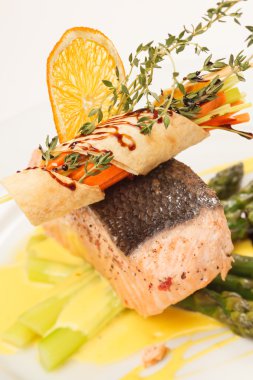 Kuşkonmazlı ızgara somon.