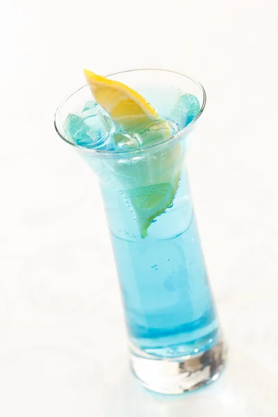 蓝色鸡尾酒加柠檬 — 图库照片