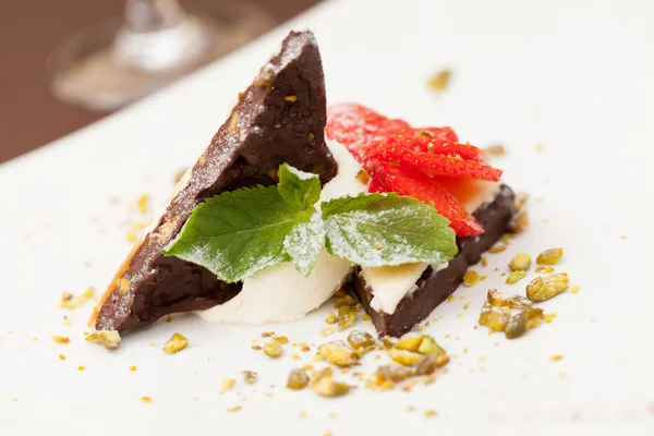 Десерт с шоколадом и клубникой — стоковое фото