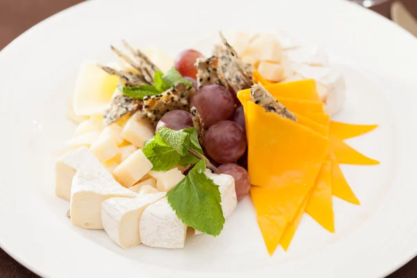 Cheese plate with grapes — Stock Photo, Image