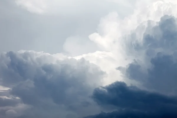 Ciel dramatique avec des nuages orageux — Photo