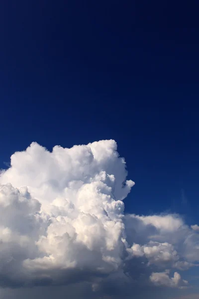 Ciel bleu avec nuages — Photo