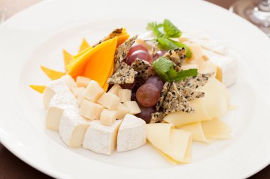 Peynir tabağı üzüm ile