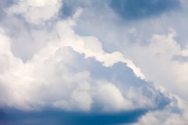 Ciel bleu avec nuages — Photo