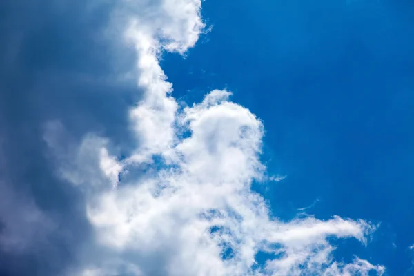 Blå himmel med moln — Stockfoto