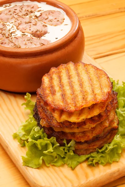 Kartoffelpuffer mit Sauce — Stockfoto