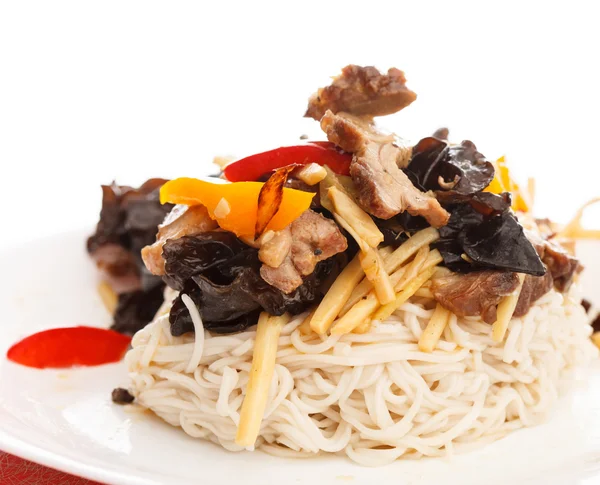 Fideos con carne y verduras — Foto de Stock