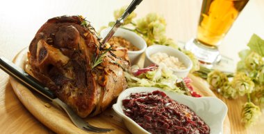 Kızarmış lahana, patates püresi ve bira ile eisbein