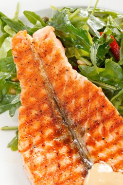 Somon steak salata ile