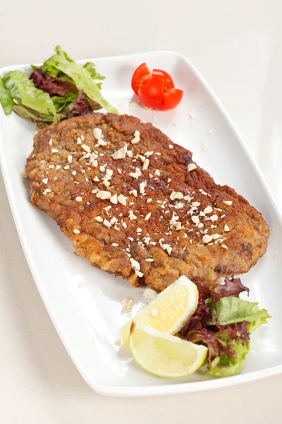 Carne a la parrilla con ensalada — Foto de Stock